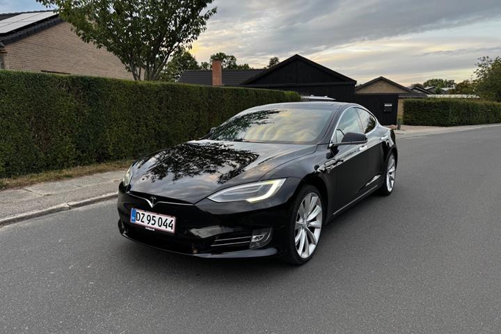 Sort Tesla Model S fra 2018