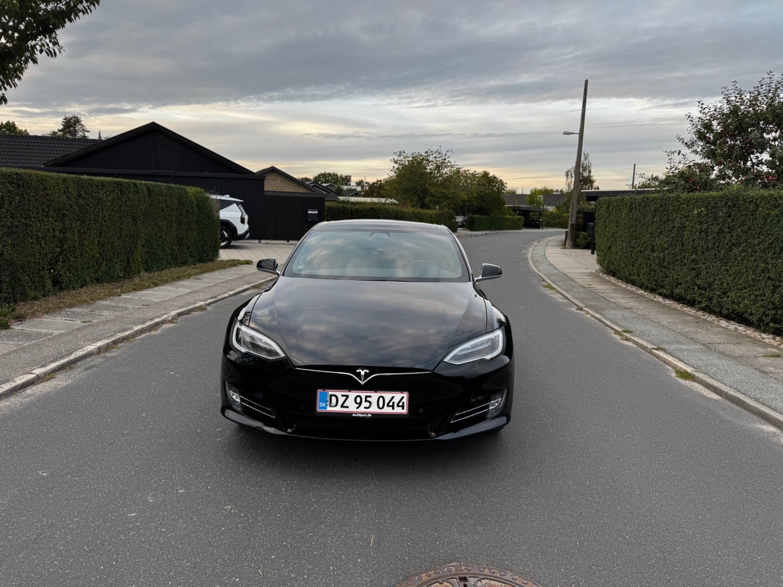 Sort Tesla Model S fra 2018