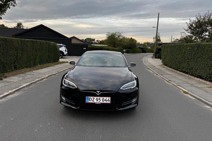 Sort Tesla Model S fra 2018