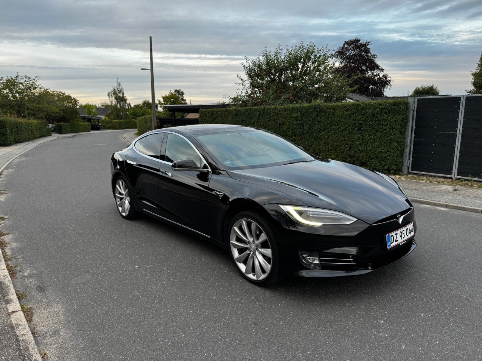 Sort Tesla Model S fra 2018