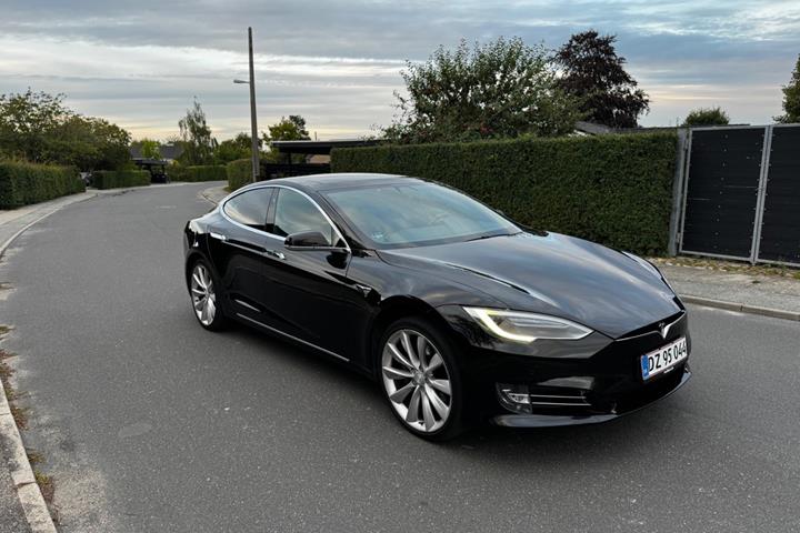 Sort Tesla Model S fra 2018