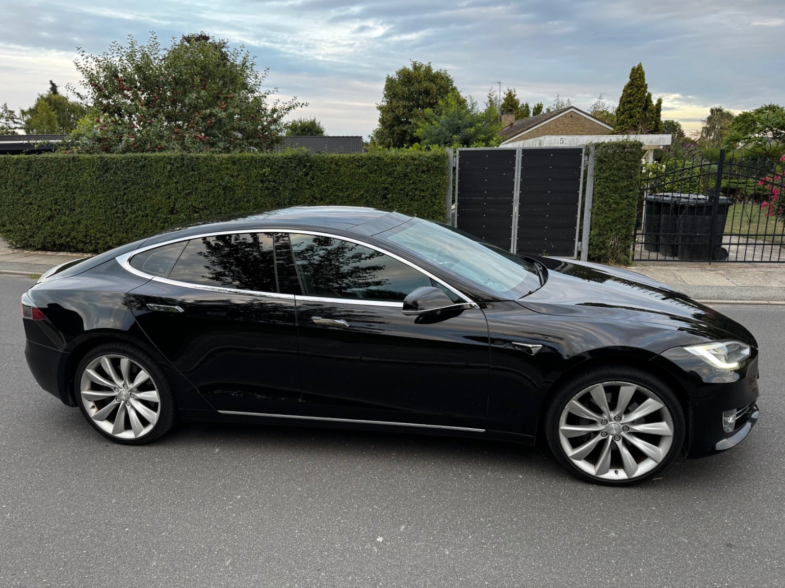 Sort Tesla Model S fra 2018