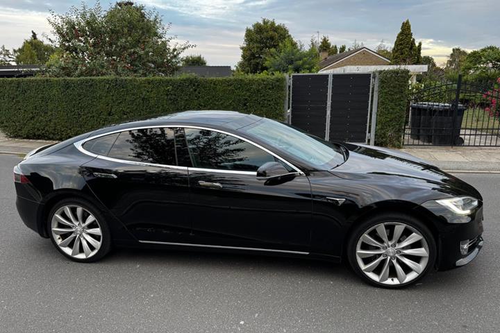 Sort Tesla Model S fra 2018