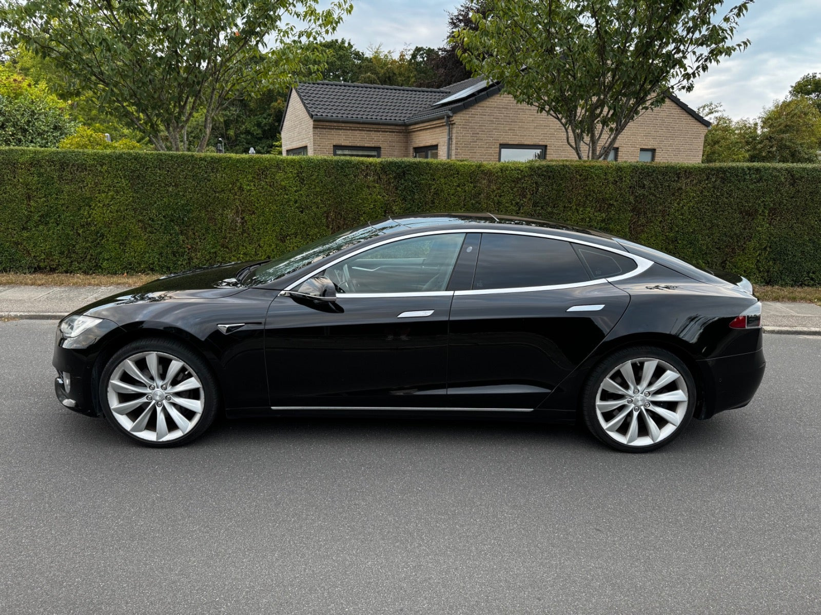 Sort Tesla Model S fra 2018