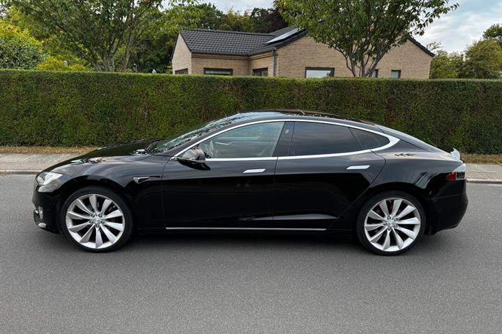 Sort Tesla Model S fra 2018