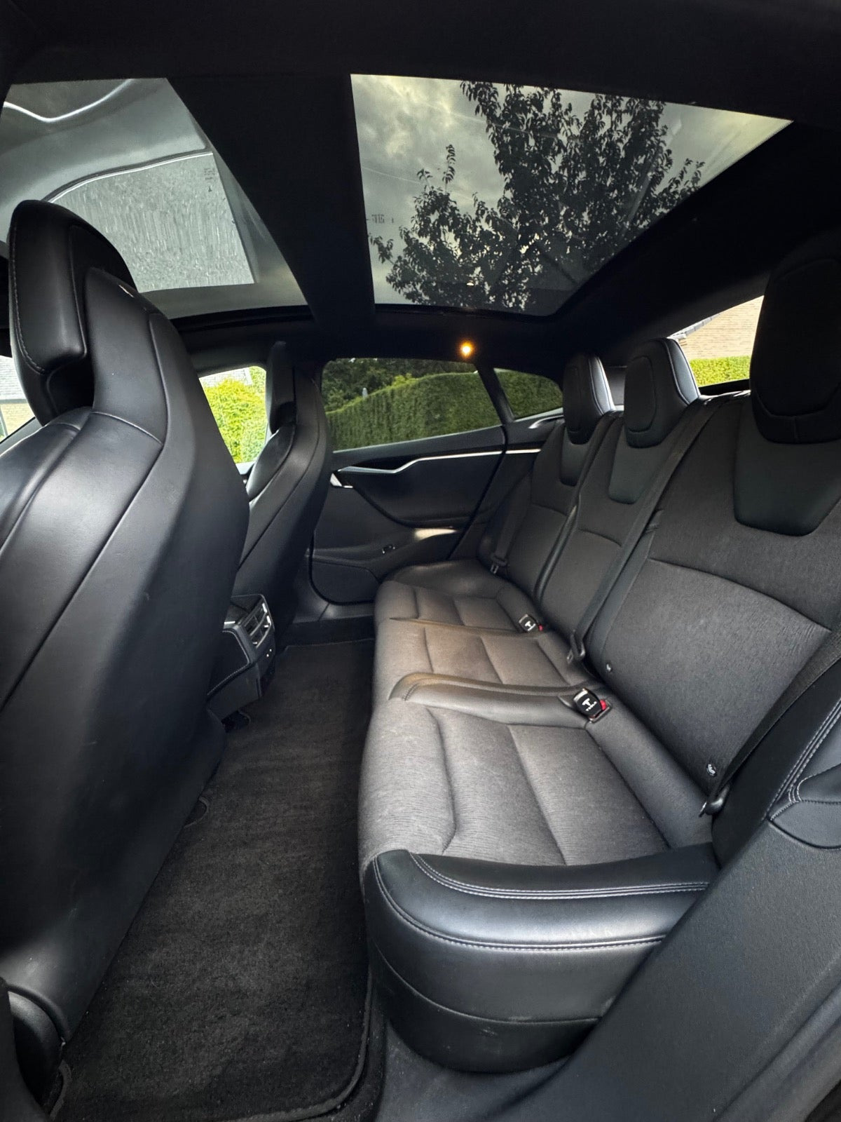 Sort Tesla Model S fra 2018