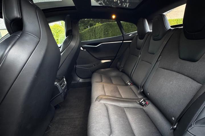 Sort Tesla Model S fra 2018