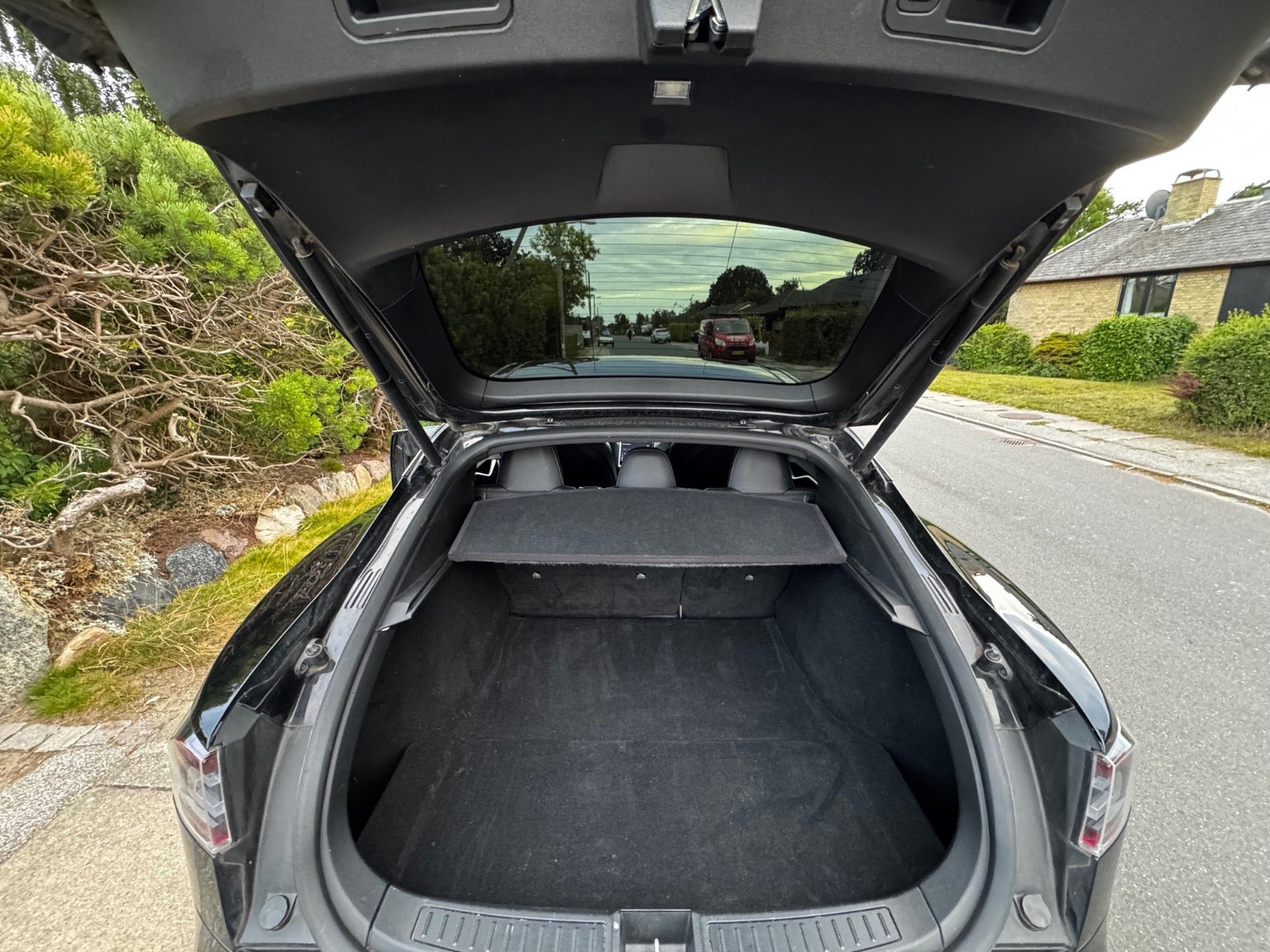 Sort Tesla Model S fra 2018