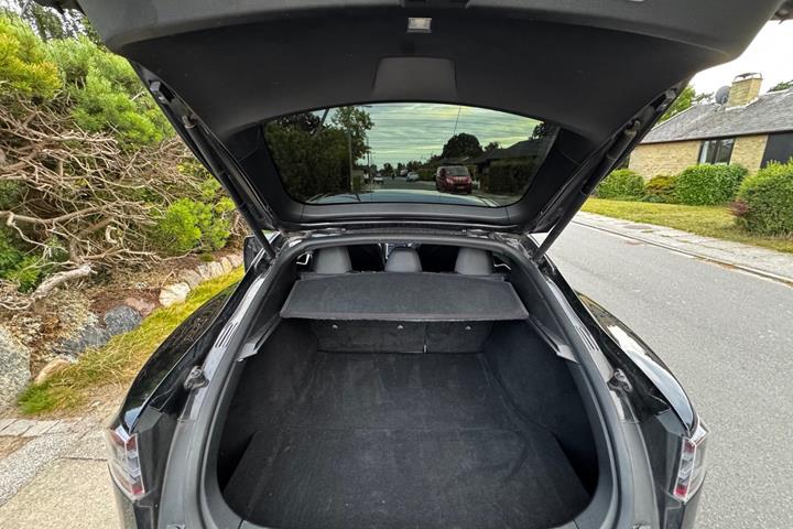 Sort Tesla Model S fra 2018