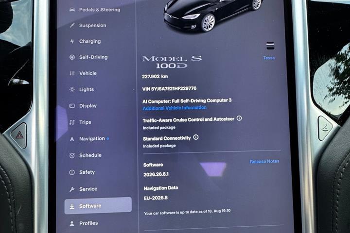 Sort Tesla Model S fra 2018