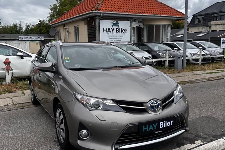 Brun Toyota Auris fra 2014