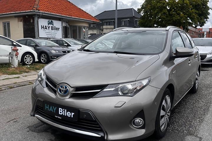 Brun Toyota Auris fra 2014