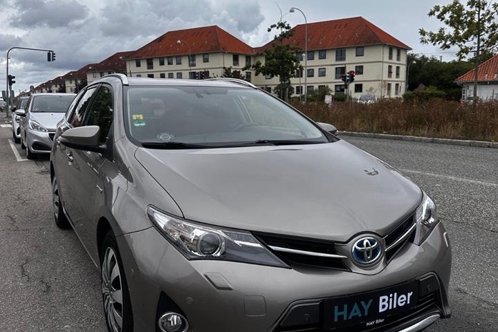 Brun Toyota Auris fra 2014