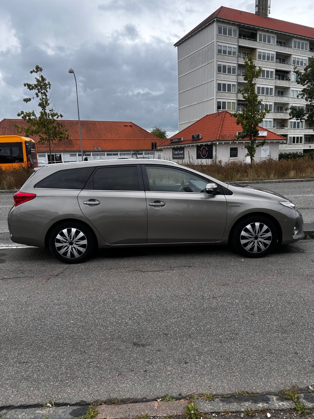 Brun Toyota Auris fra 2014
