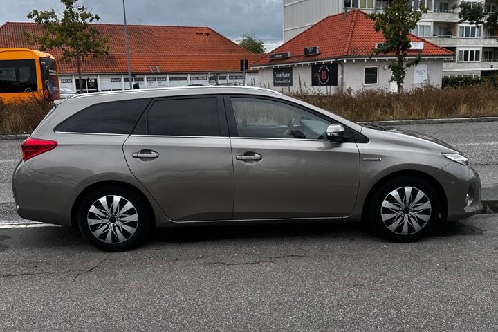 Brun Toyota Auris fra 2014