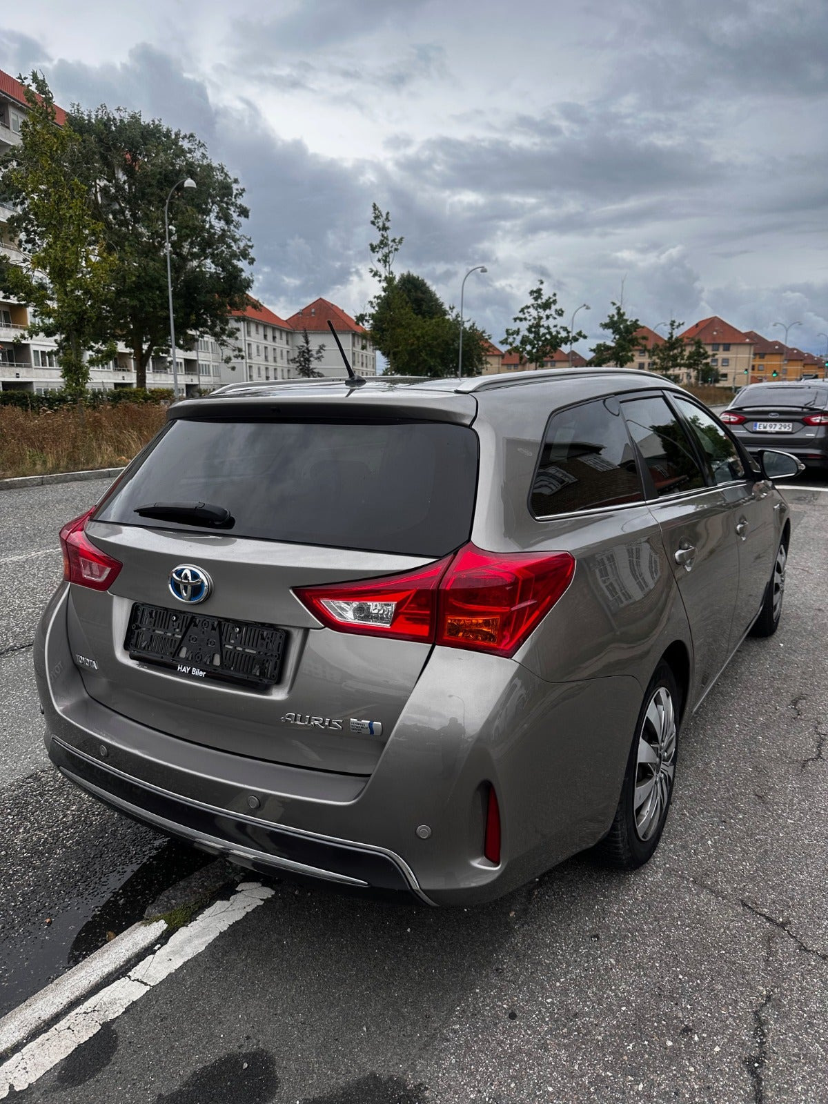 Brun Toyota Auris fra 2014