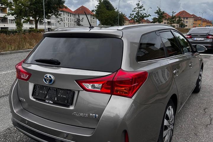 Brun Toyota Auris fra 2014