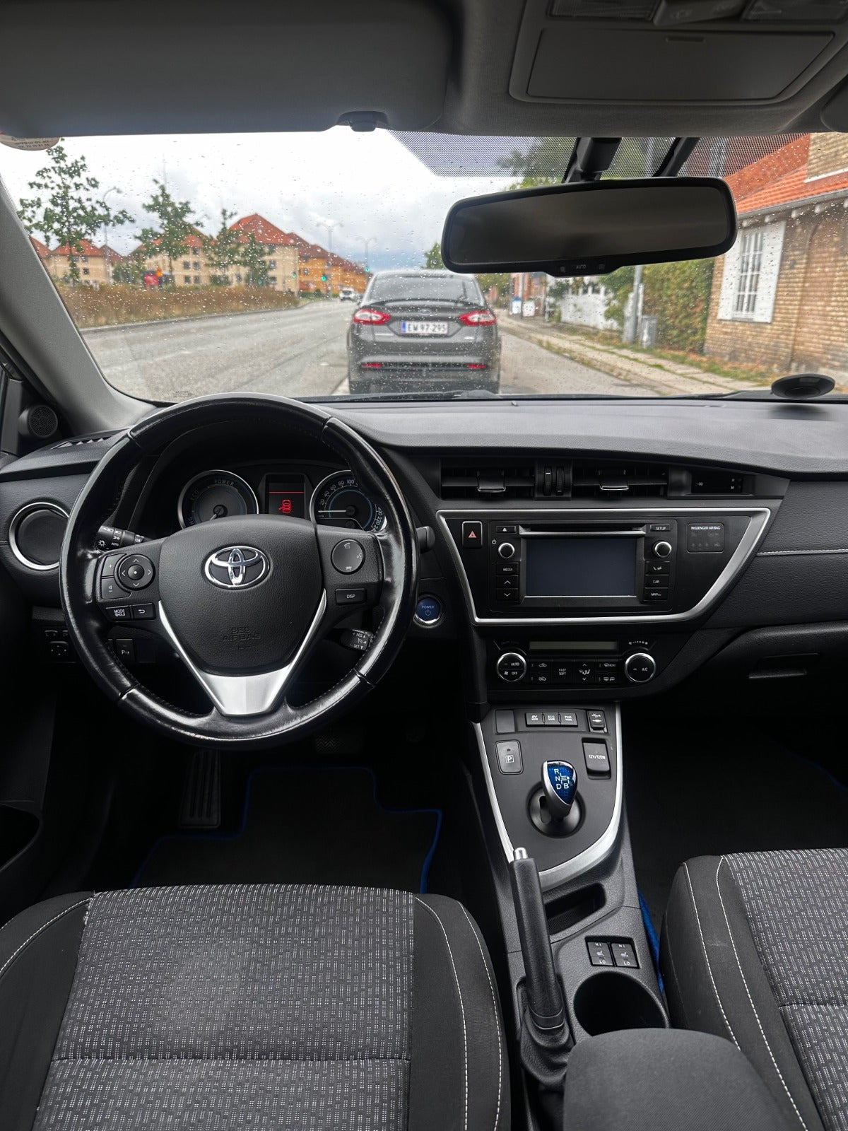 Brun Toyota Auris fra 2014