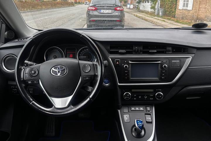 Brun Toyota Auris fra 2014
