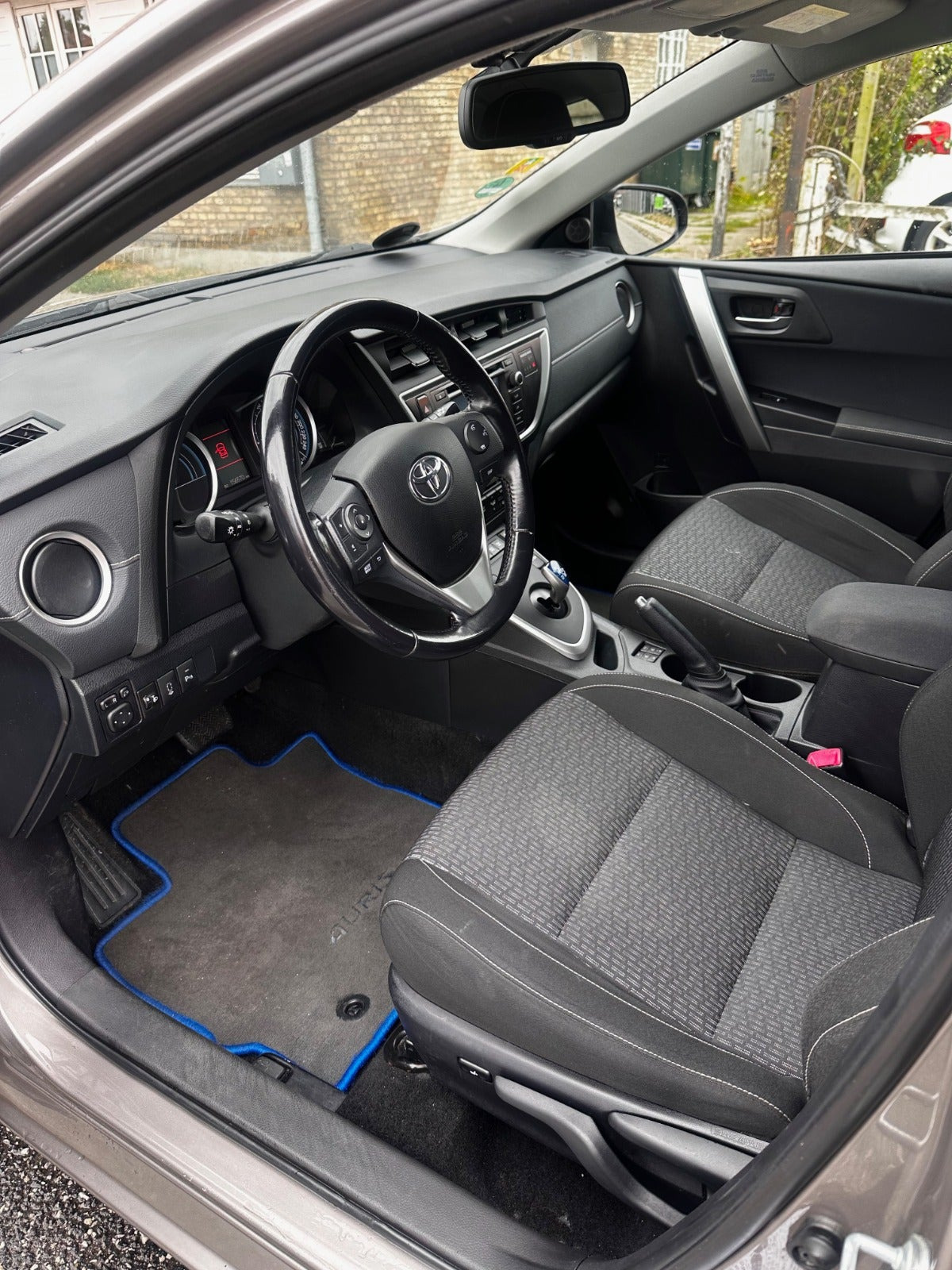 Brun Toyota Auris fra 2014