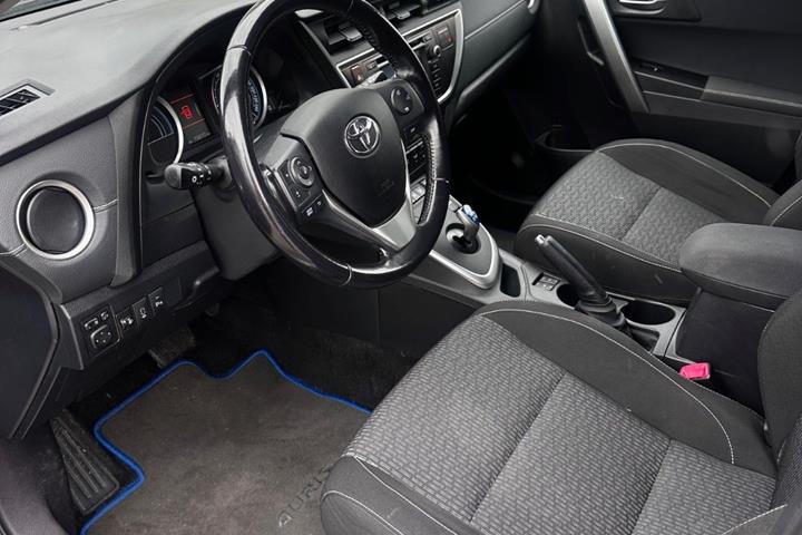 Brun Toyota Auris fra 2014