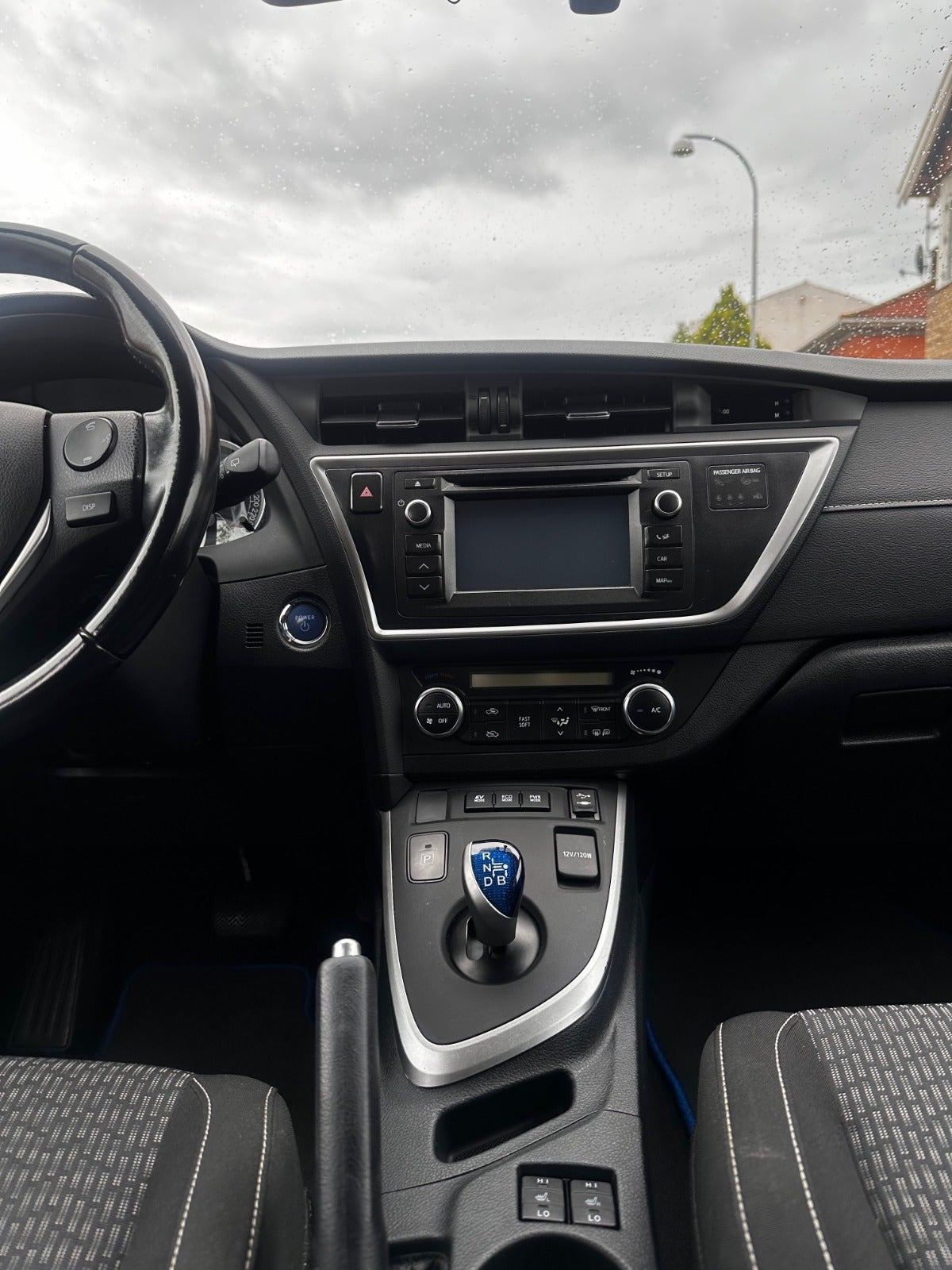 Brun Toyota Auris fra 2014