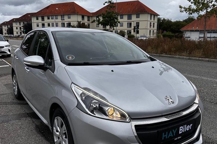 Sølv Peugeot 208 fra 2017