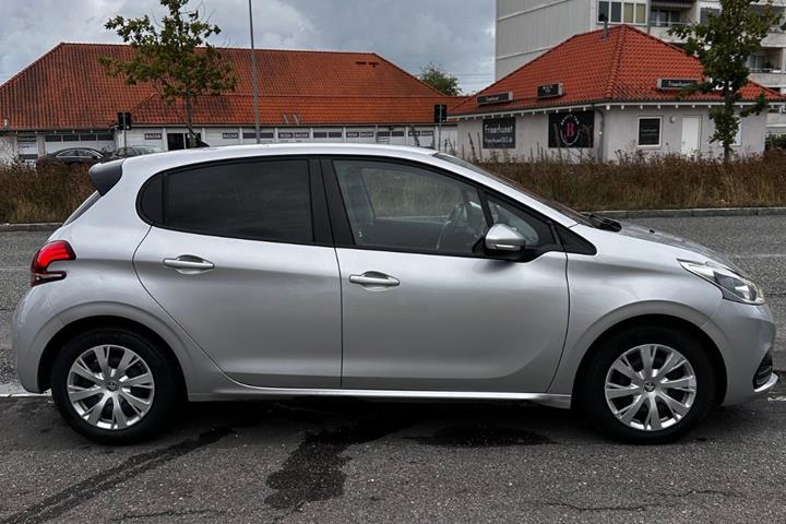 Sølv Peugeot 208 fra 2017
