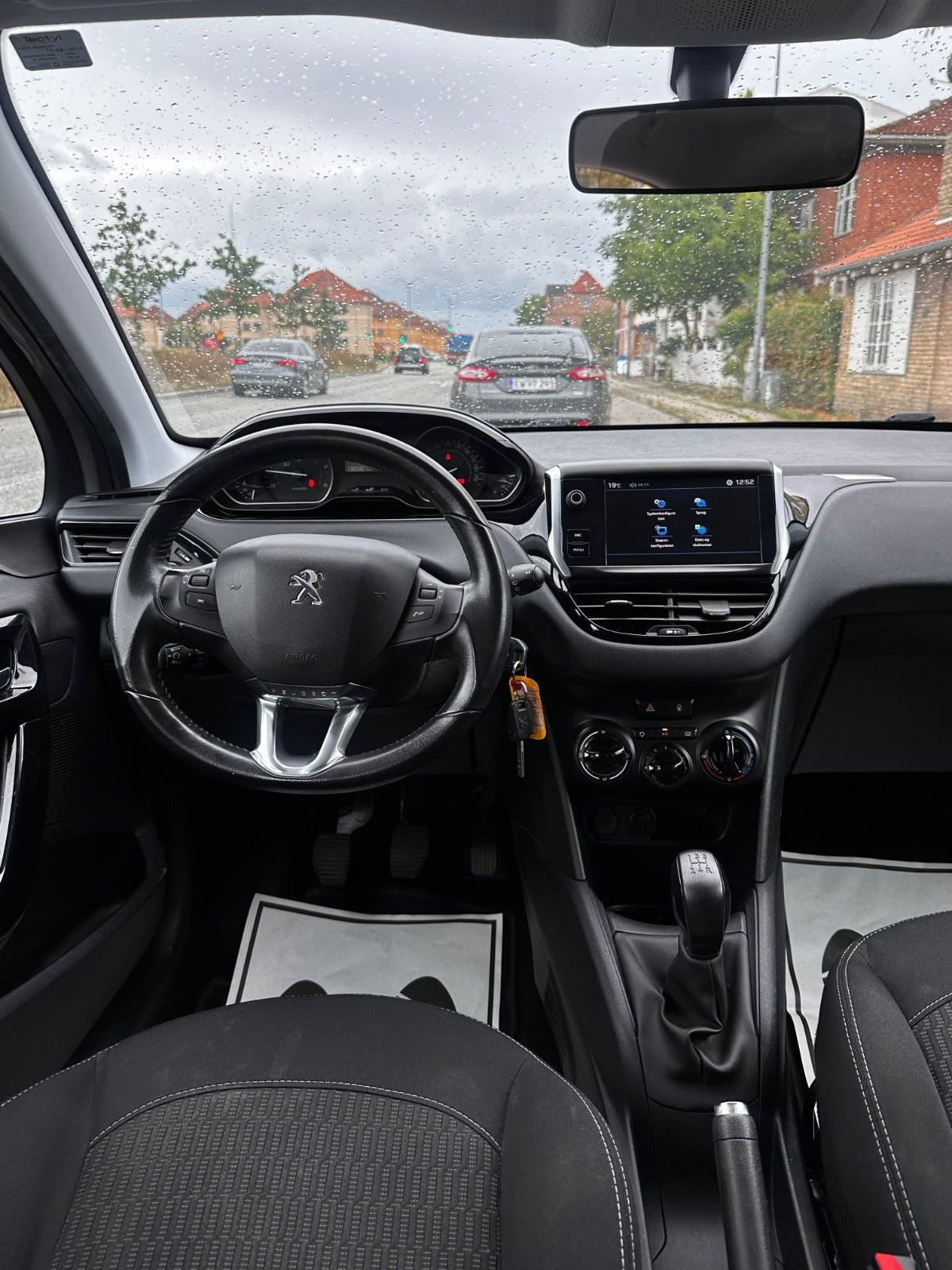Sølv Peugeot 208 fra 2017