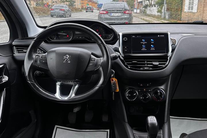 Sølv Peugeot 208 fra 2017