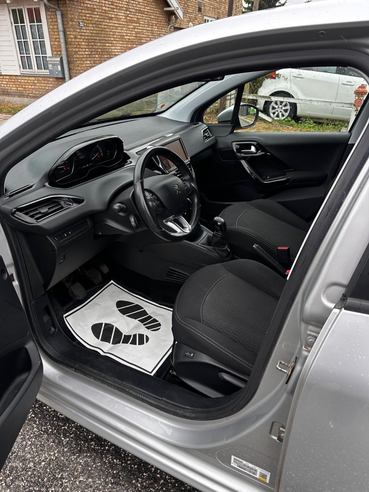 Sølv Peugeot 208 fra 2017
