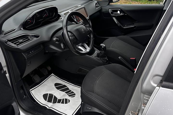 Sølv Peugeot 208 fra 2017
