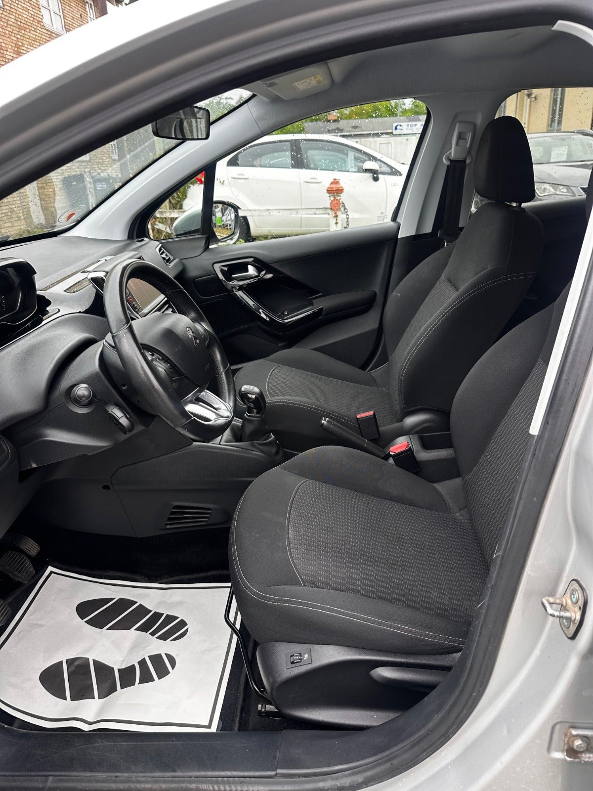 Sølv Peugeot 208 fra 2017