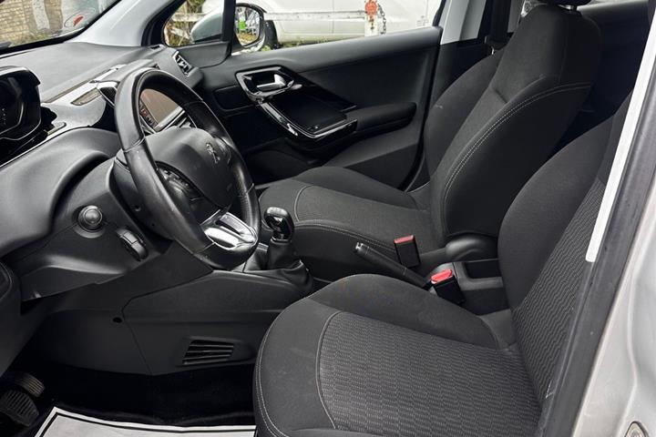Sølv Peugeot 208 fra 2017