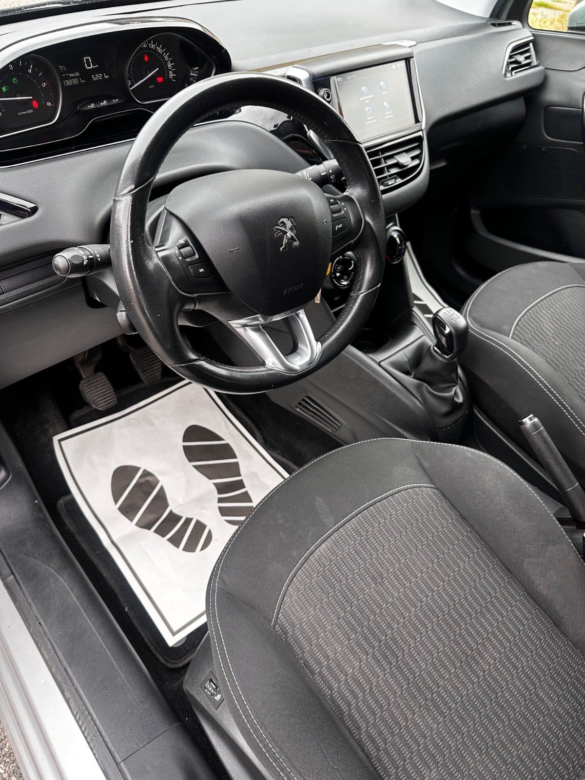 Sølv Peugeot 208 fra 2017