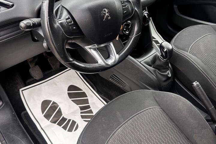 Sølv Peugeot 208 fra 2017