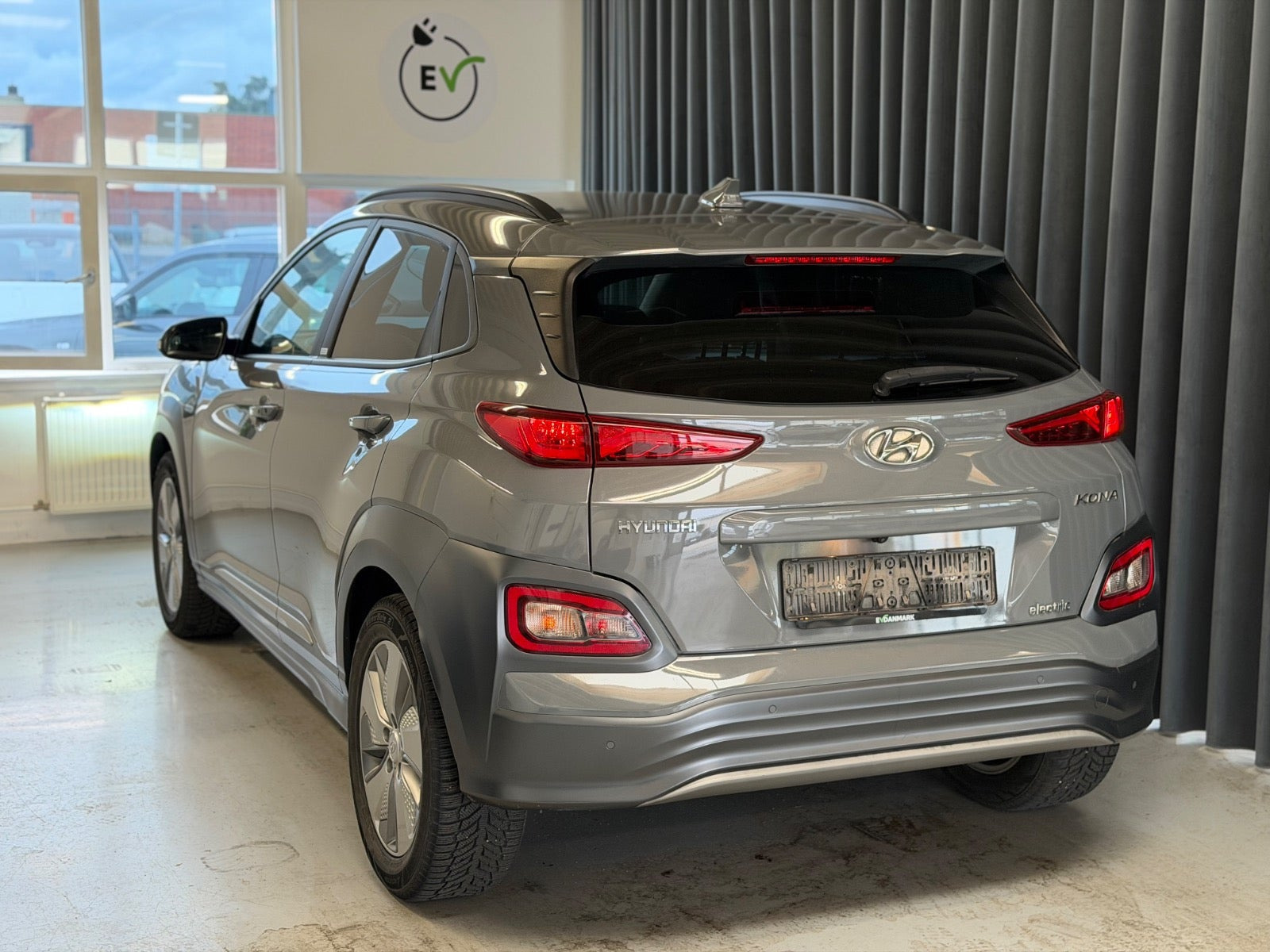 Grå Hyundai Kona fra 2021