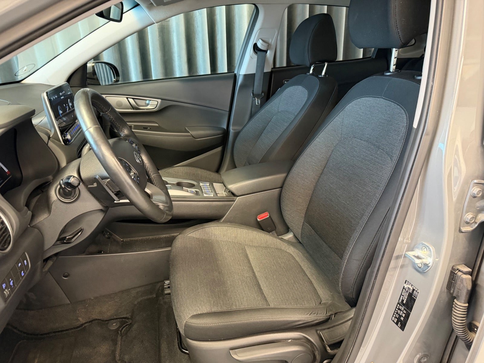 Grå Hyundai Kona fra 2021