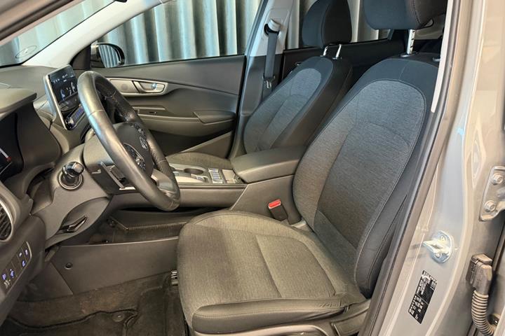 Grå Hyundai Kona fra 2021