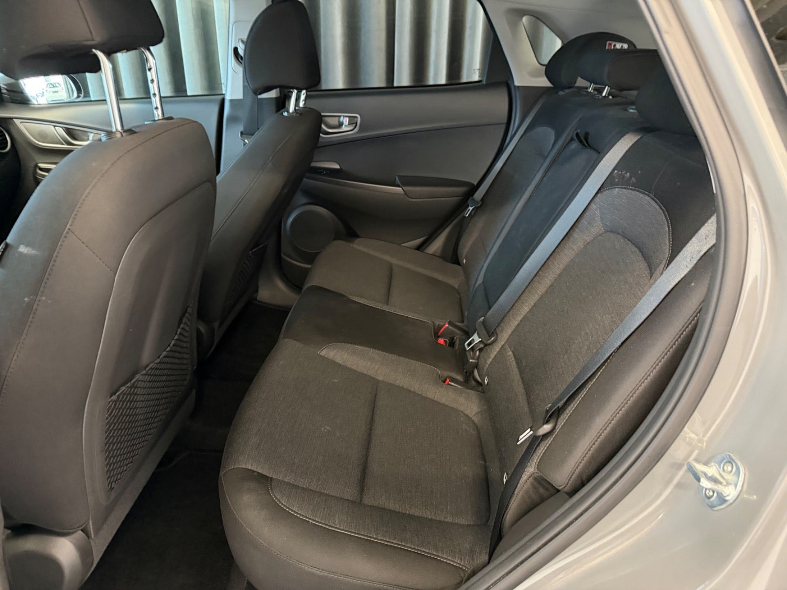 Grå Hyundai Kona fra 2021