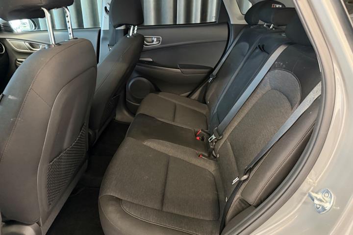 Grå Hyundai Kona fra 2021