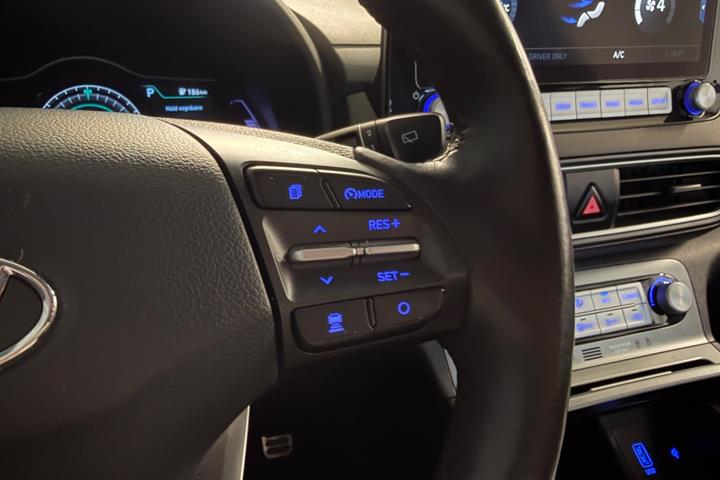 Grå Hyundai Kona fra 2021