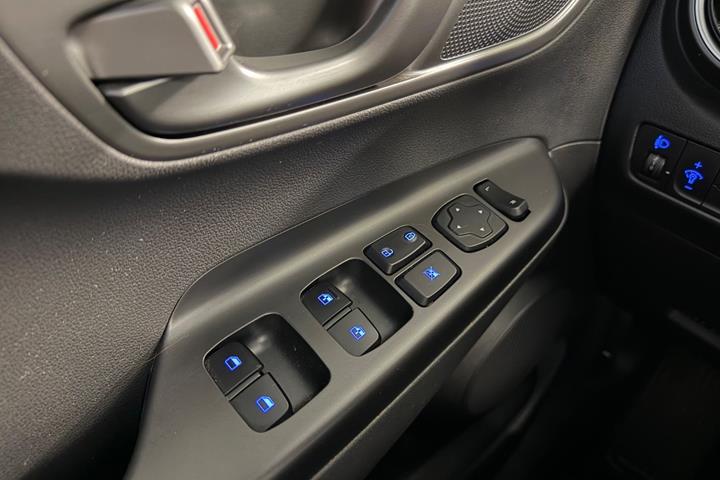 Grå Hyundai Kona fra 2021