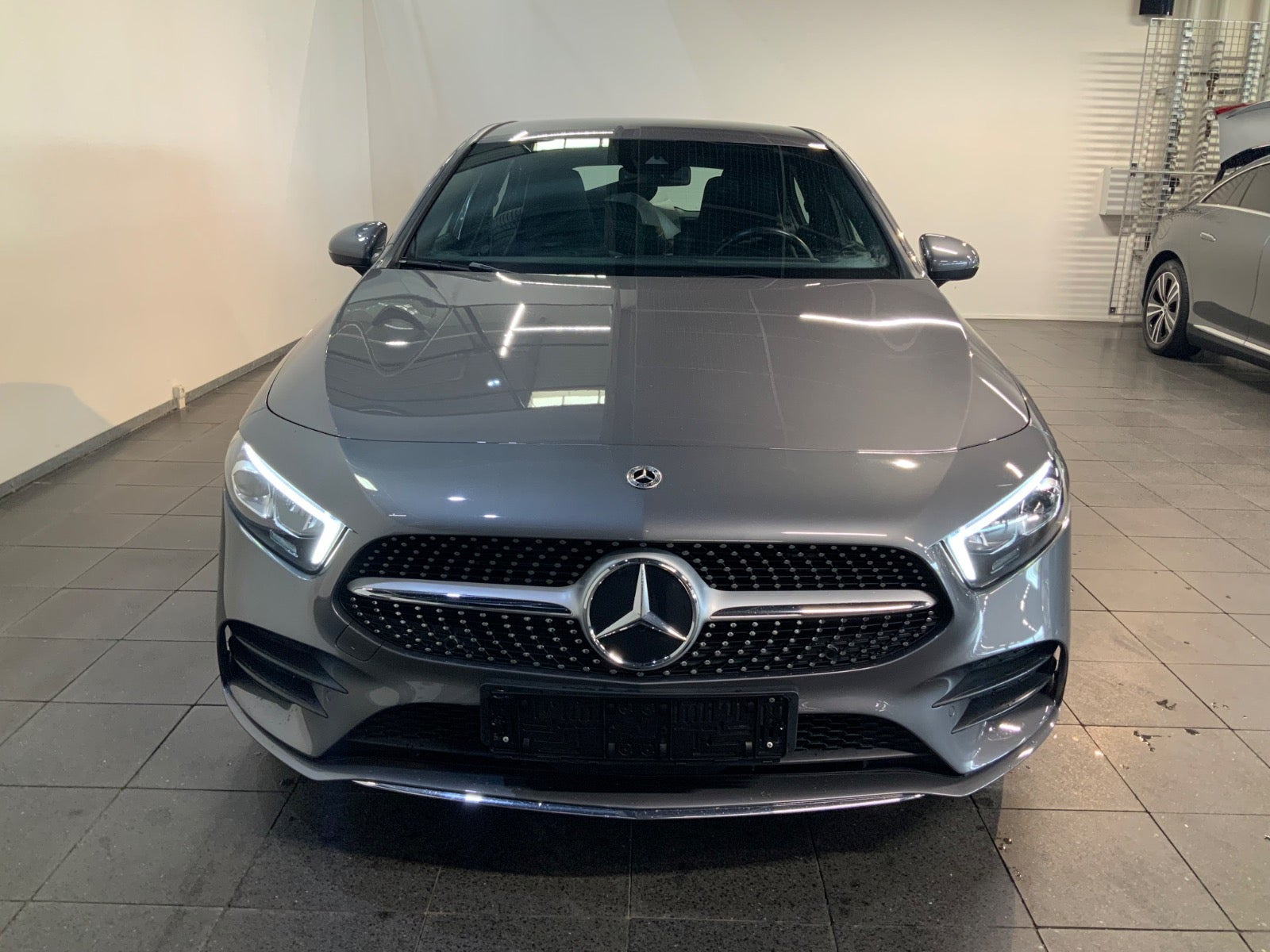 Grå Mercedes A250 e fra 2021