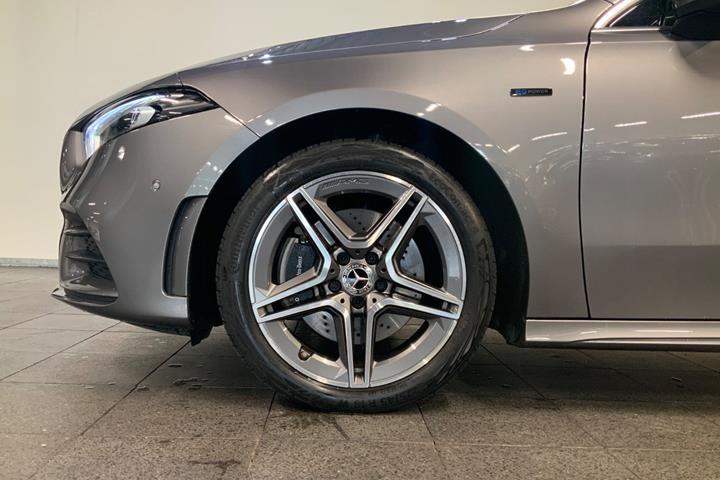 Grå Mercedes A250 e fra 2021