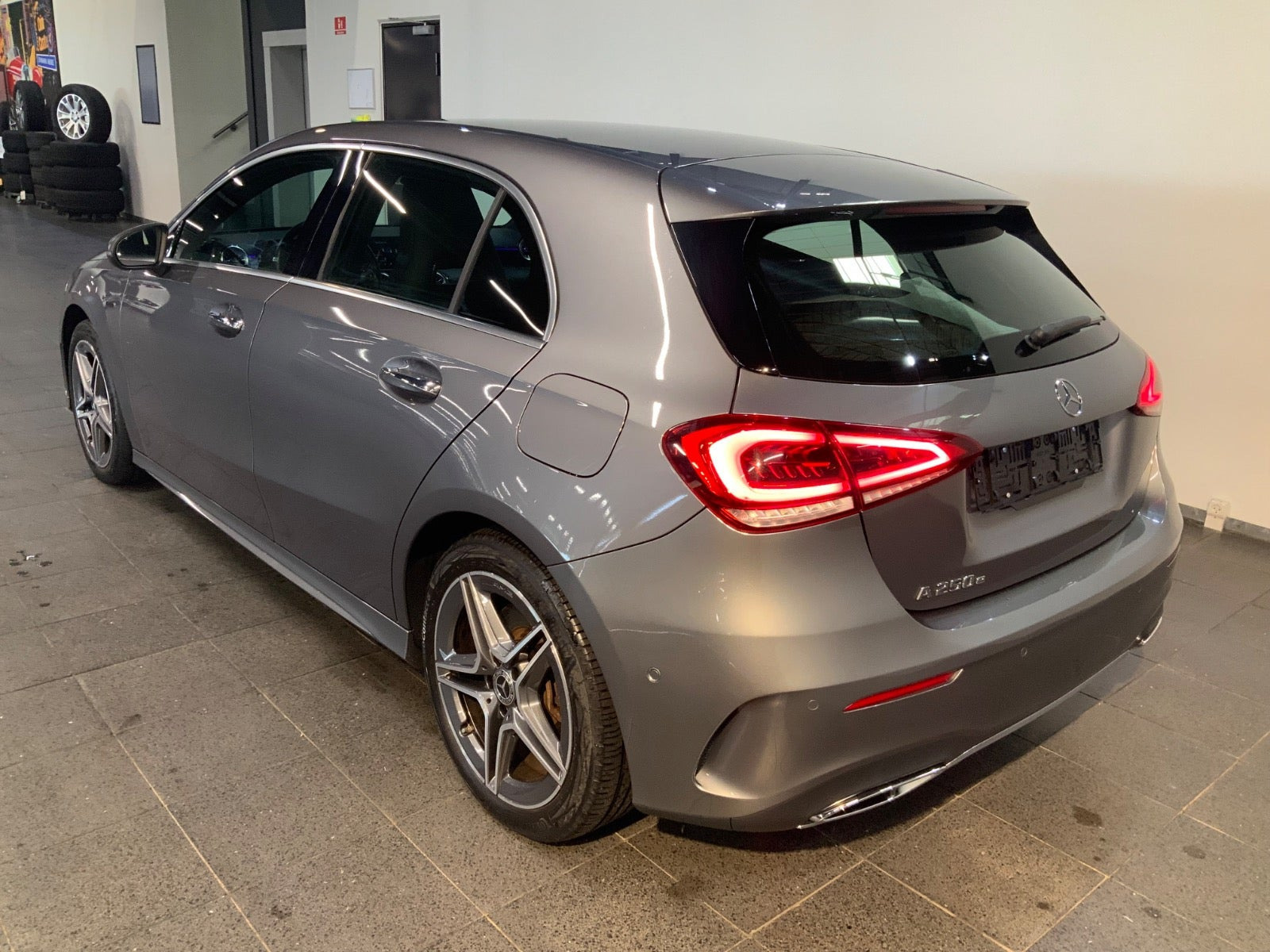 Grå Mercedes A250 e fra 2021