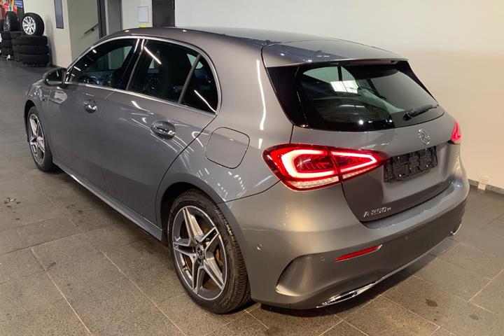 Grå Mercedes A250 e fra 2021