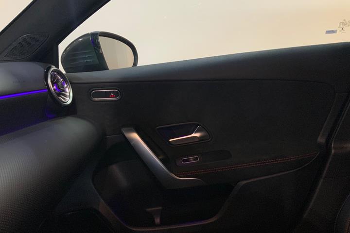 Grå Mercedes A250 e fra 2021