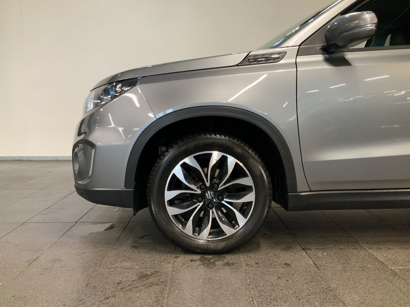 Grå Suzuki Vitara fra 2015