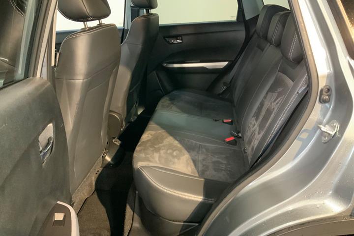 Grå Suzuki Vitara fra 2015